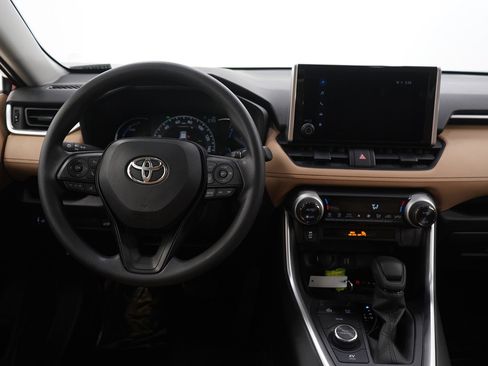 Used 2025 Toyota RAV4 XLE image 13