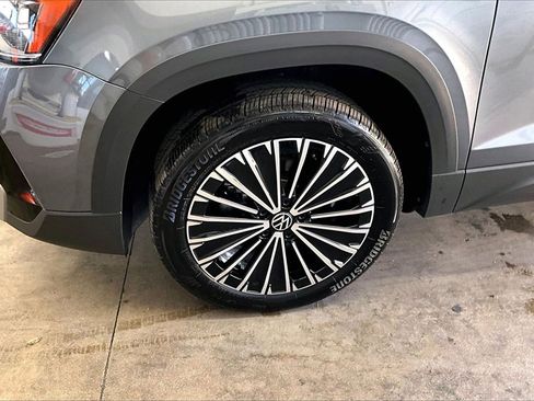 Certified 2025 Volkswagen Taos SE image 13