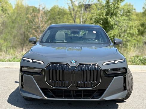 Used 2025 BMW 760i xDrive w/ Luxury Rear Seating Package image 2