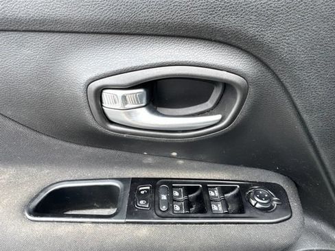 Used 2021 Jeep Renegade Latitude AWD/4WD image 24