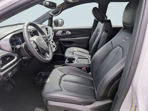 Used 2024 Chrysler Pacifica Limited FWD image 19