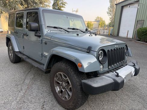 Used 2015 Jeep Wrangler Unlimited Sahara w/ Connectivity Group AWD/4WD image 4