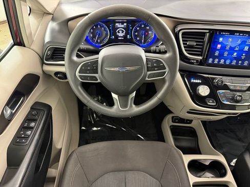 Used 2017 Chrysler Pacifica Touring FWD image 22