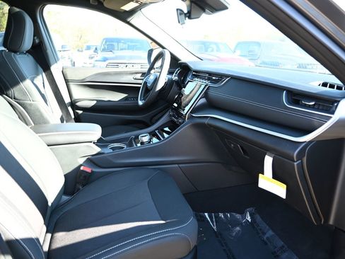 New 2025 Jeep Grand Cherokee L Laredo image 23