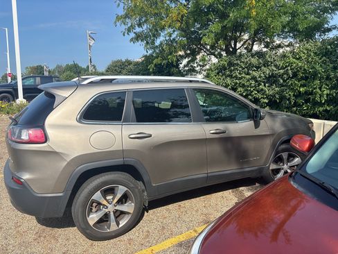Used 2019 Jeep Cherokee Limited AWD/4WD image 6