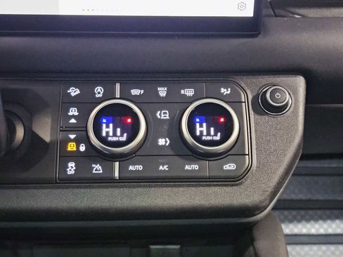 Used 2024 Land Rover Defender 130 X-Dynamic SE image 18