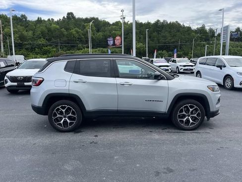 Used 2025 Jeep Compass Limited AWD/4WD image 2