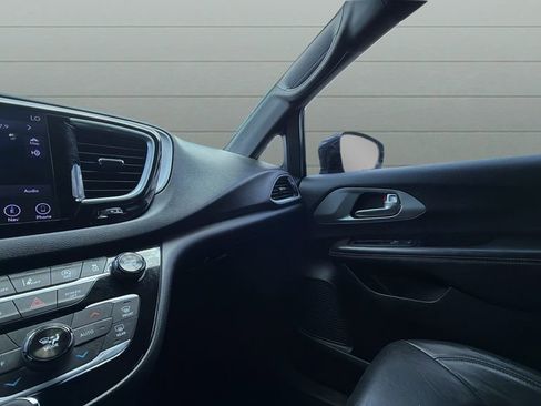 Used 2018 Chrysler Pacifica Touring-L Plus w/ Advanced Safetytec Group FWD image 13