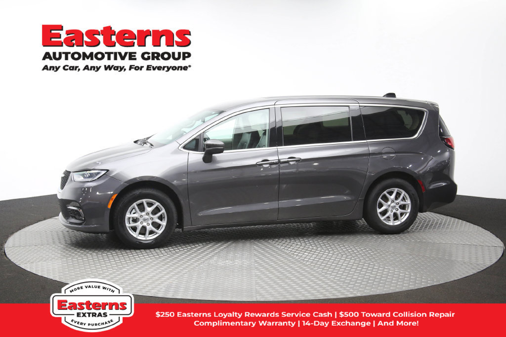 Used 2023 Chrysler Pacifica Touring-L FWD image 61