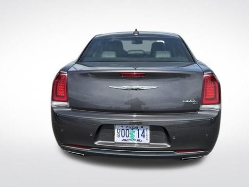 Used 2018 Chrysler 300 S w/ 300S Premium Group RWD image 8