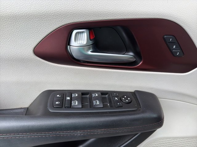 Used 2020 Chrysler Pacifica Limited FWD image 9