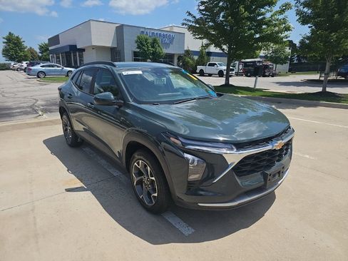 Used 2025 Chevrolet Trax LT w/ Driver Confidence Package FWD image 3