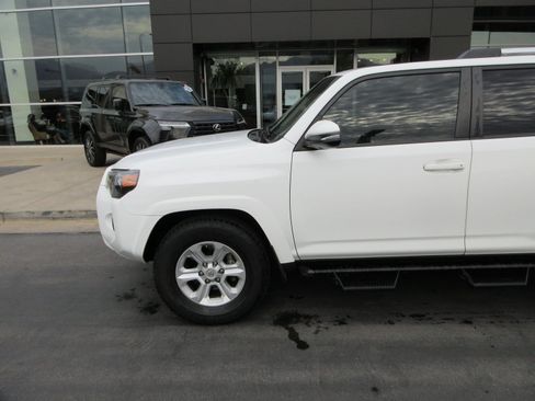 Used 2021 Toyota 4Runner SR5 Premium w/ Moonroof Package RWD image 2