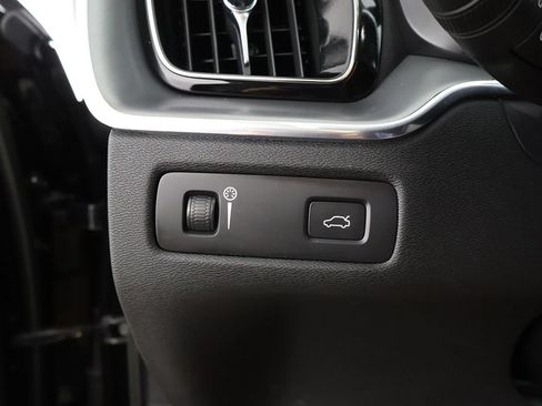 Used 2022 Volvo XC60 B5 Momentum AWD/4WD image 41