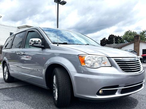 Used 2013 Chrysler Town & Country Touring-L w/ Driver Convenience Group FWD image 3