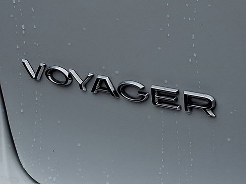 Used 2024 Chrysler Voyager LX image 31