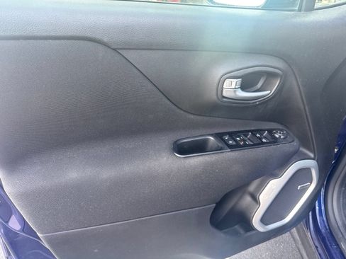 Used 2021 Jeep Renegade Latitude w/ Sun & Sound Group FWD image 9