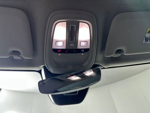 Used 2024 Volvo XC40 B5 Core image 23