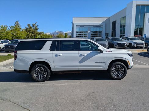 Used 2025 Chevrolet Suburban Z71 AWD/4WD image 2