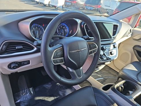 Used 2024 Chrysler Pacifica Touring-L image 17