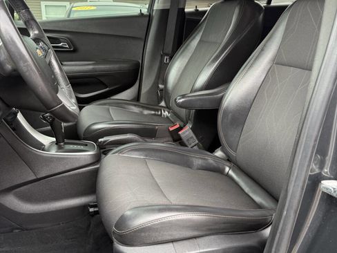 Used 2017 Chevrolet Trax LT w/ LT Convenience Package AWD/4WD image 10