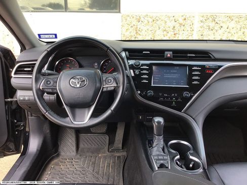 Used 2018 Toyota Camry XSE image 10