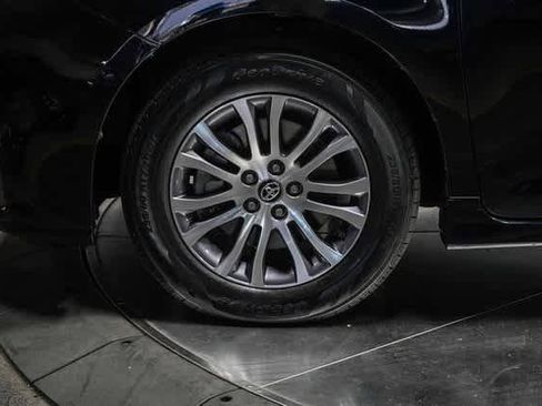 Certified 2019 Toyota Sienna XLE image 9