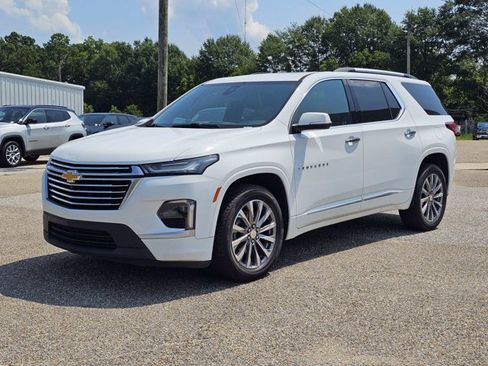 Used 2022 Chevrolet Traverse Premier FWD image 2