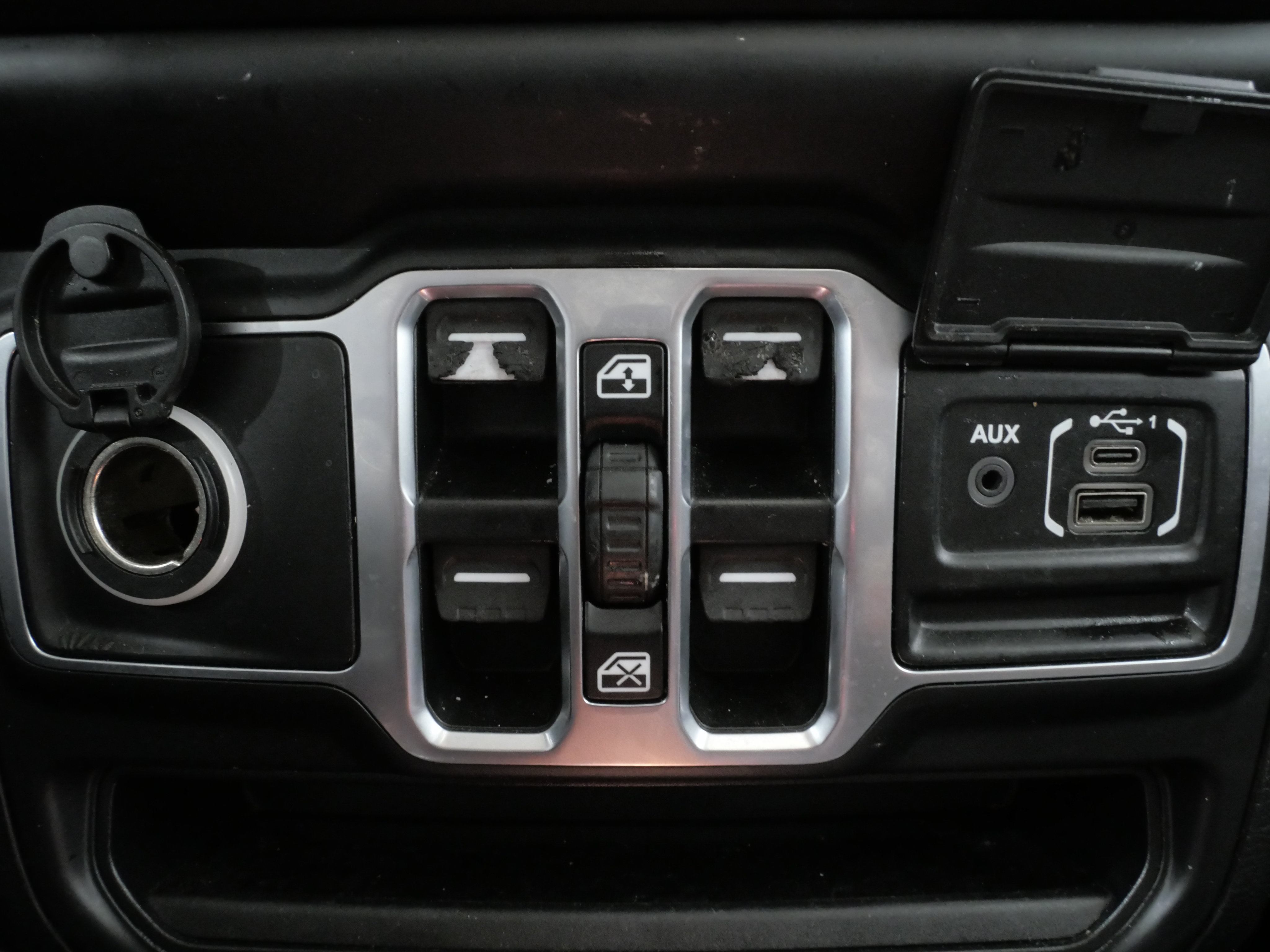 Used 2018 Jeep Wrangler Unlimited Sahara AWD/4WD image 22