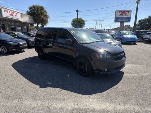 Used 2019 Dodge Grand Caravan SXT w/ Driver Convenience Group FWD image 4