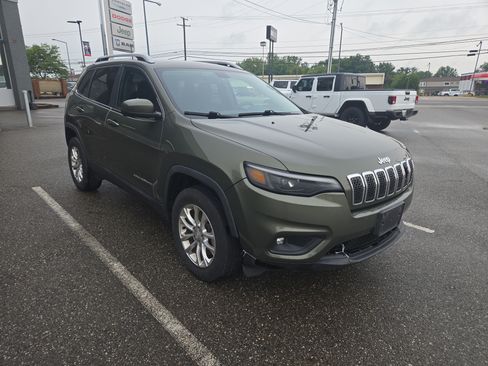 Used 2019 Jeep Cherokee Latitude w/ Popular Appearance Group AWD/4WD image 3
