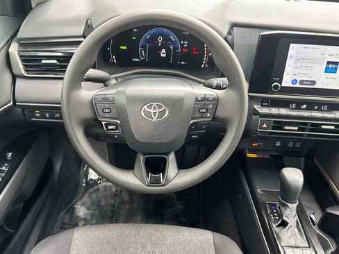 Used 2025 Toyota Camry LE image 28