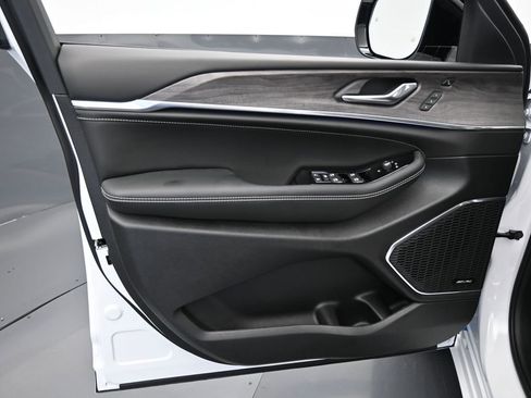 Used 2024 Jeep Grand Cherokee Overland w/ Luxury Tech Group IV image 29