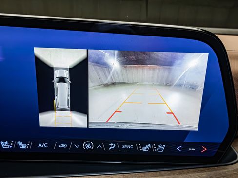 Used 2025 Chevrolet Suburban High Country image 18