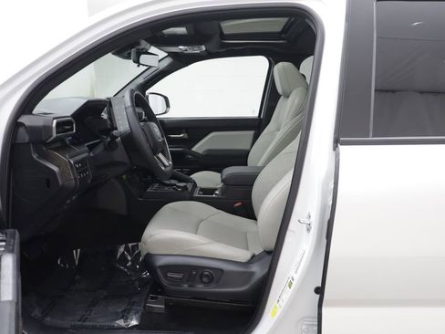 Used 2025 Toyota Tacoma Limited AWD/4WD image 5