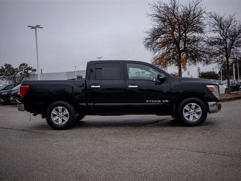 Used 2018 Nissan Titan SV image 4