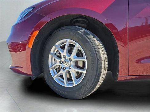 Used 2023 Chrysler Pacifica Touring-L image 33