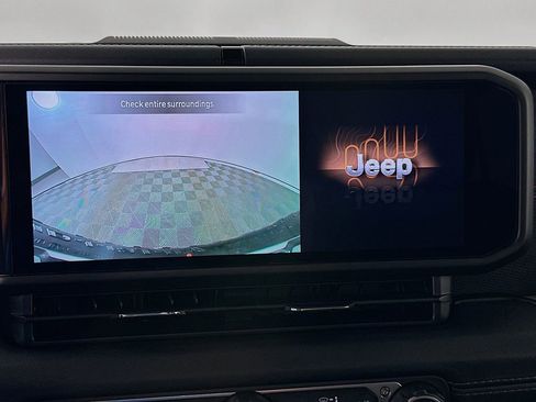 Used 2025 Jeep Wrangler Unlimited Rubicon w/ Convenience Group image 13