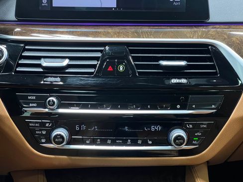 Used 2020 BMW 530e xDrive w/ Premium Package image 28