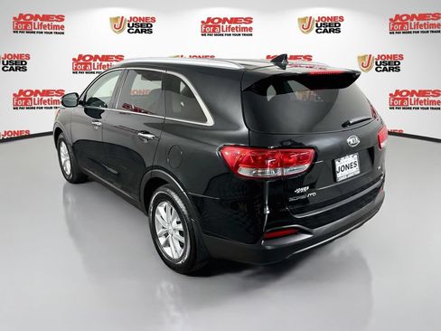 Used 2018 Kia Sorento FWD image 2