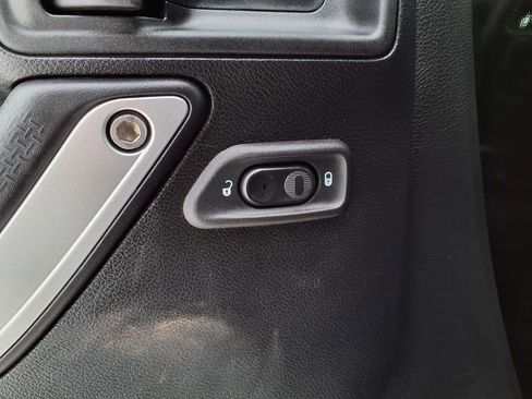 Used 2018 Jeep Wrangler Unlimited Rubicon w/ Connectivity Group image 24