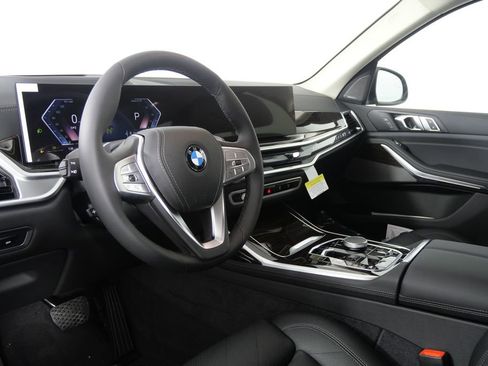 Used 2025 BMW X7 xDrive40i w/ Premium Package image 12