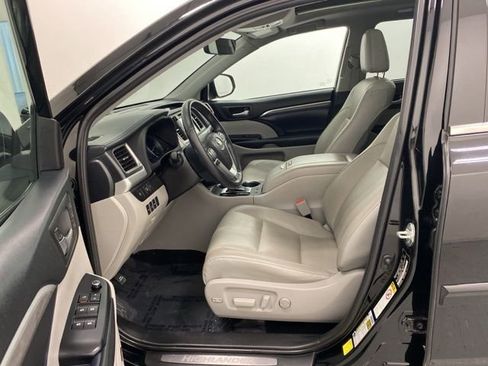 Used 2019 Toyota Highlander Limited Platinum AWD/4WD image 11