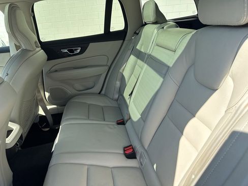 Used 2020 Volvo V60 T5 Cross Country image 14