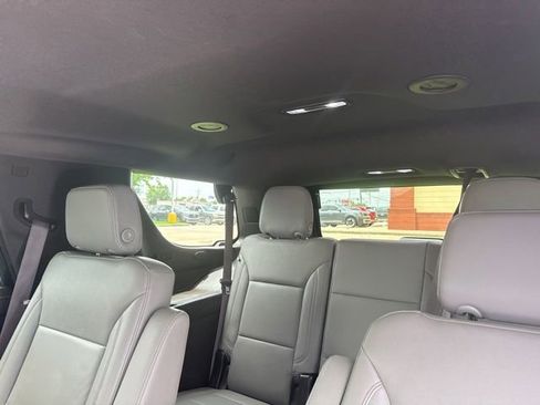 Used 2022 Chevrolet Tahoe Z71 w/ Luxury Package AWD/4WD image 9