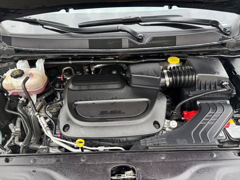 Used 2025 Chrysler Pacifica Select image 29