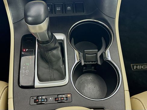 Used 2017 Toyota Highlander Limited Platinum image 25