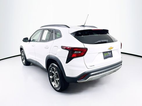 Used 2025 Chevrolet Trax LT w/ LT Convenience Package image 5