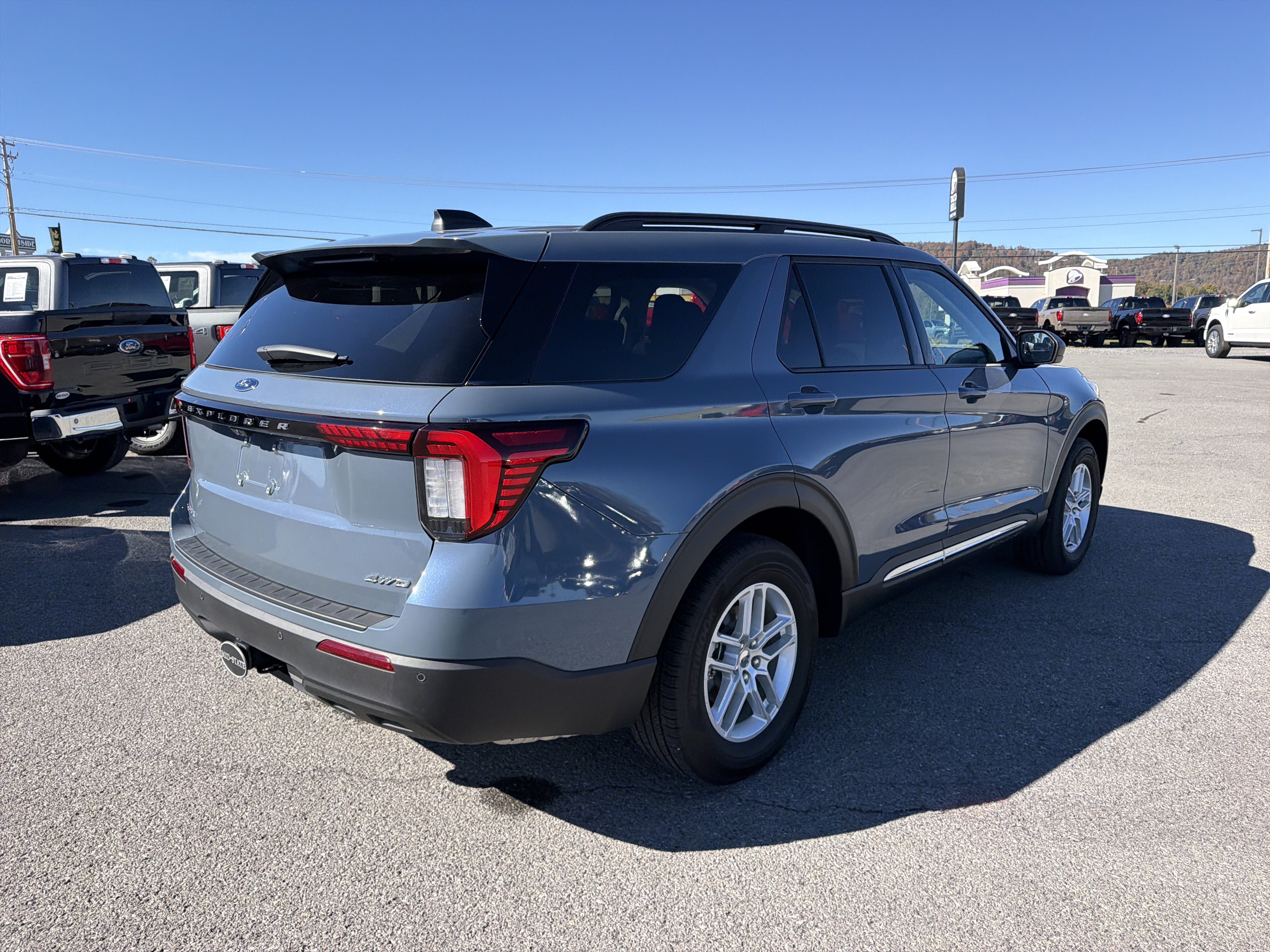 Used 2025 Ford Explorer Active AWD/4WD image 4