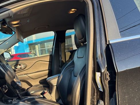 Used 2017 Jeep Cherokee Limited image 7